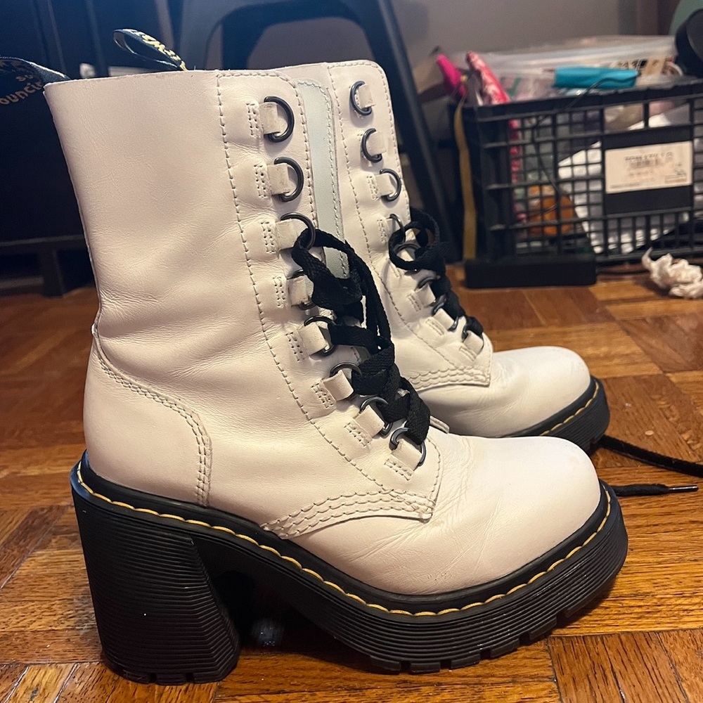 Dr. Martens leather heeled Chesney boots size 6